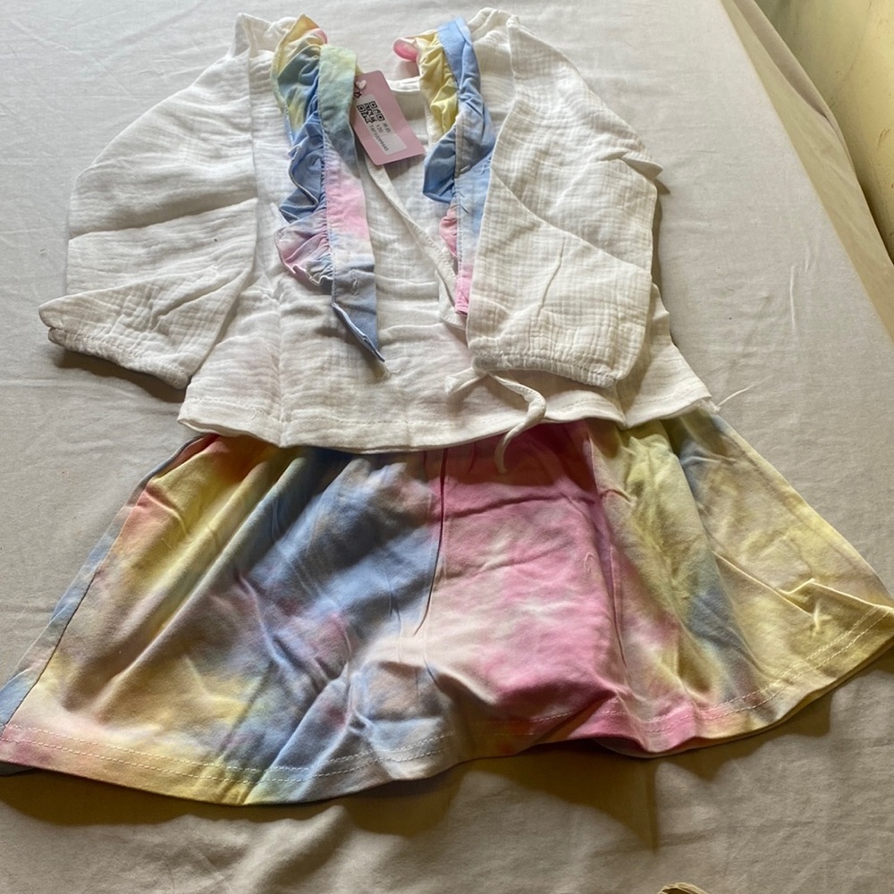 Shishifang 2pc White blouse with a pastel skirt size 120 or 5T